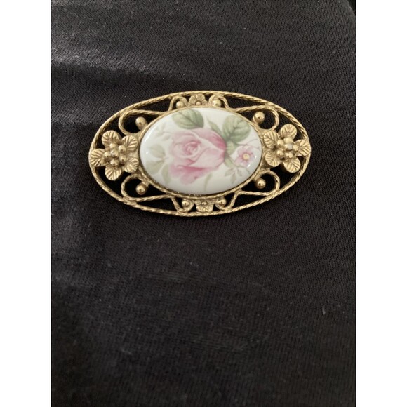 Vintage 1928 Oval Pink Porcelain Rose Brooch Gold tone Filigree Floral Pin - Picture 6 of 9